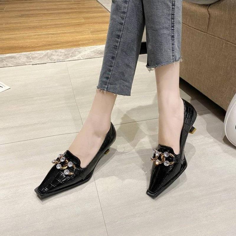 Finn Chain Pointed Toe Mule Crocodile Pattern Patent Leather Muller Pumps Rhinestone Metal Buckle Autumn Stiletto Square Head Kitten Heels Women